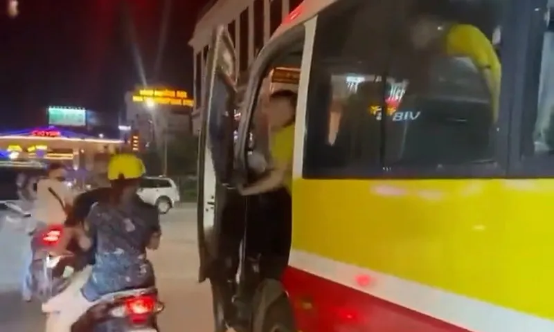 Xử phạt nghiêm khắc tài xế xe buýt đe dọa người đi đường ở TP Vinh