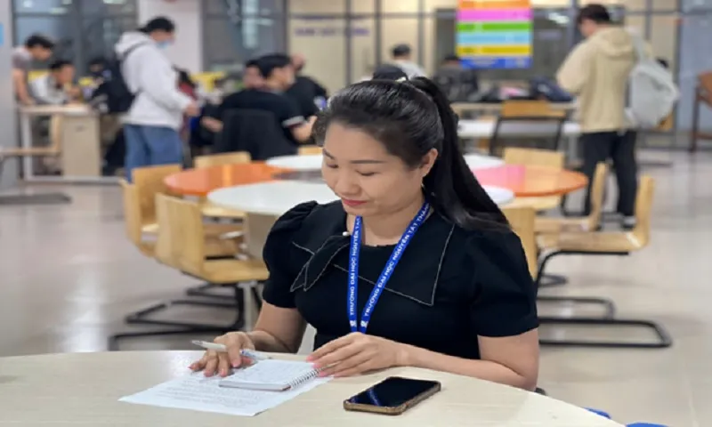 Cô Phạm Thị Thảo chia sẻ quan điểm về việc học ở quán cà phê