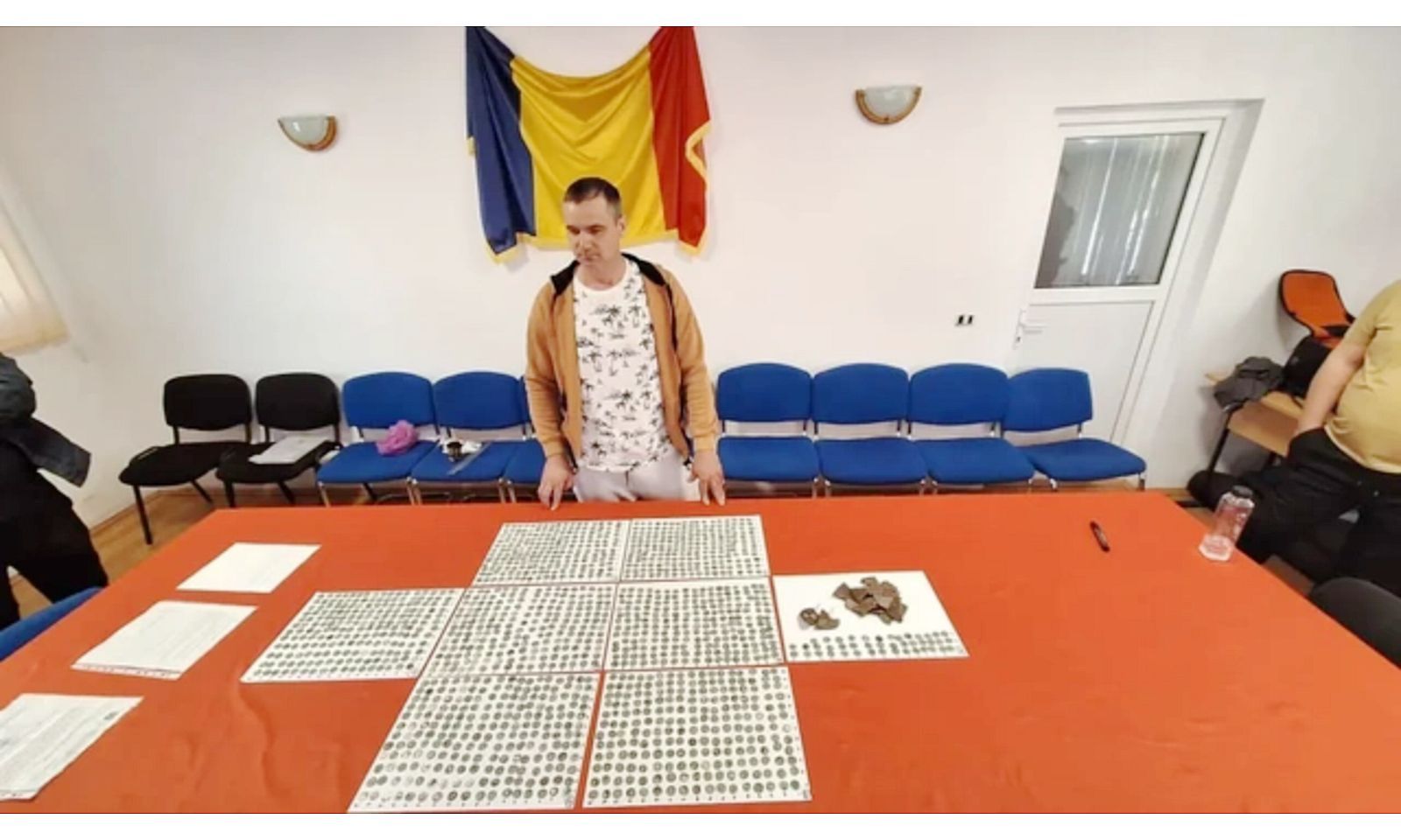 Tản bộ trên cánh đồng, người đàn ông Romania phát hiện kho báu La Mã cổ