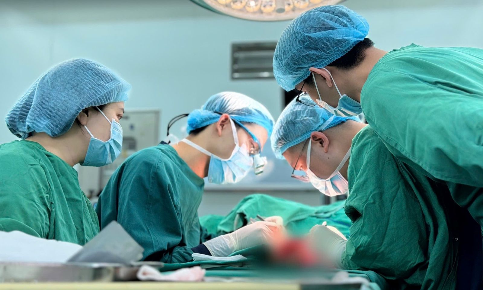 Nối liền ngón trỏ trái cho nam công nhân bị lưỡi dao chém đứt đốt tay