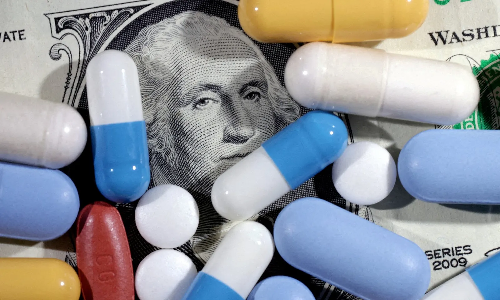 Tổng thống Trump hứa sẽ cắt giảm 59% giá thuốc tại Mỹ