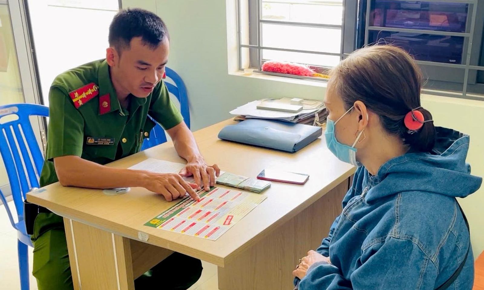 Suýt mất hơn 100 triệu đồng vì gói hàng 800 triệu USD do “quân nhân người Mỹ” gửi về