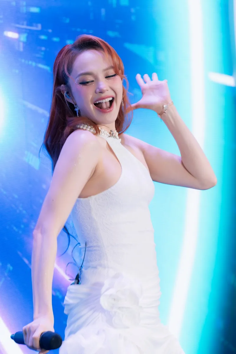 minh-hang-ngoc-sac-lien-huong4