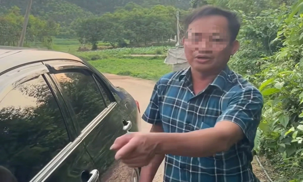 Cô gái trẻ bị đánh giữa đường sau khi vượt xe ô tô