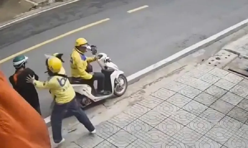 Tài xế xe công nghệ đánh khách vì hiểu lầm lúc đón cuốc xe ở Thủ Đức