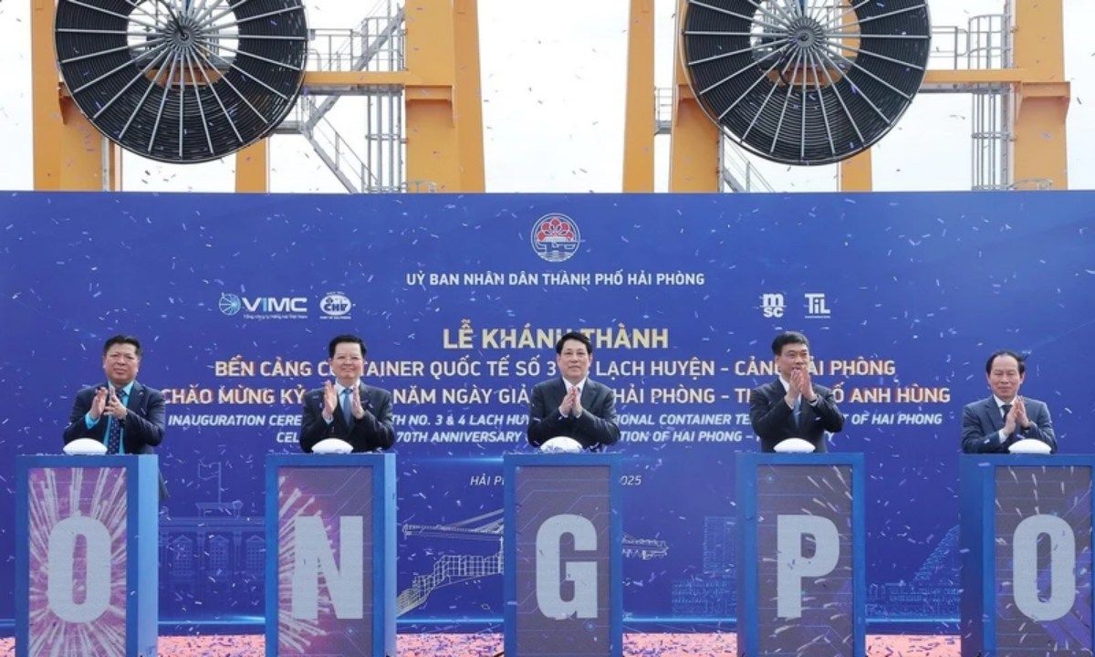 Chủ tịch nước bấm nút khánh thành bến cảng container quốc tế tại Hải Phòng