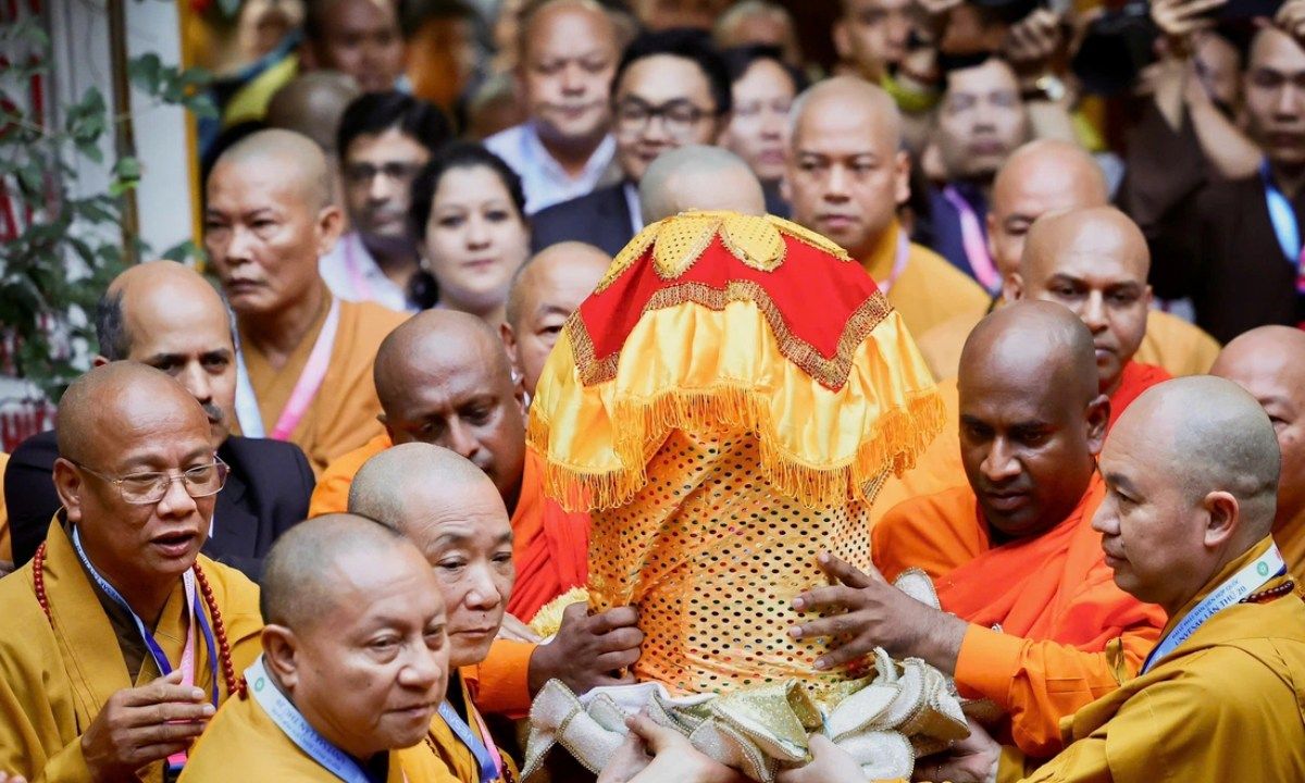 Xá lợi Phật về đến chùa Quán Sứ: Hàng ngàn người chờ chiêm bái