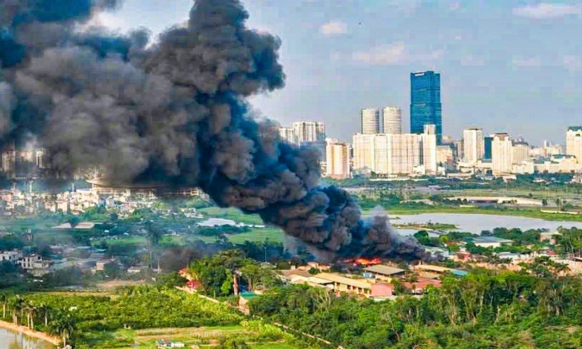 Hà Nội: Cháy kho xưởng, cột khói đen cuồn cuộn hàng trăm mét