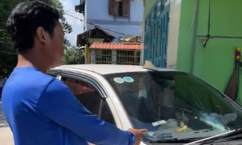 Tài xế đậu xe ô tô cản đường, bị chém bể kính xe