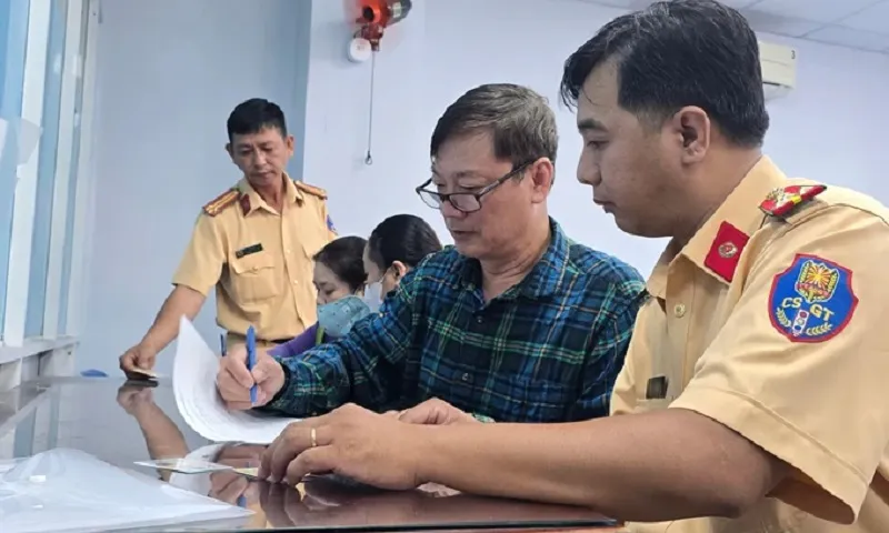 CSGT TPHCM hướng dẫn cho người dân làm thủ tục sang tên xe - Ảnh SGGPO