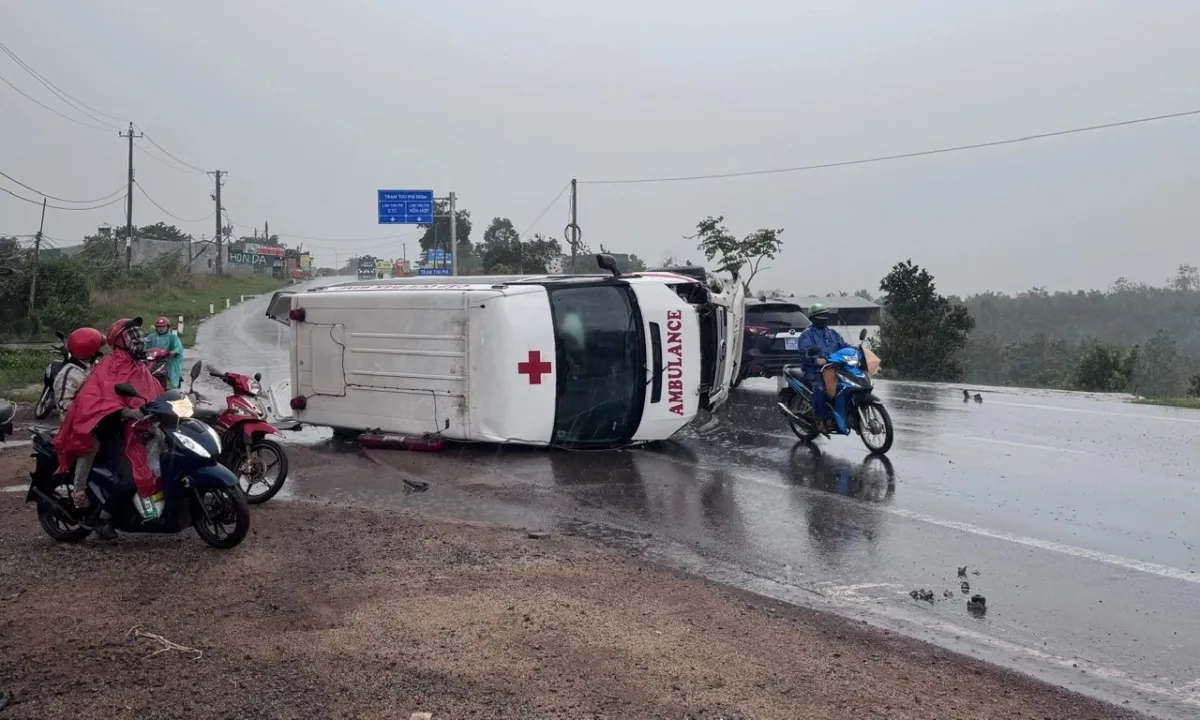 Xe cứu thương lật nghiêng sau va chạm với ô tô con ở Đắk Nông, 6 người bị thương