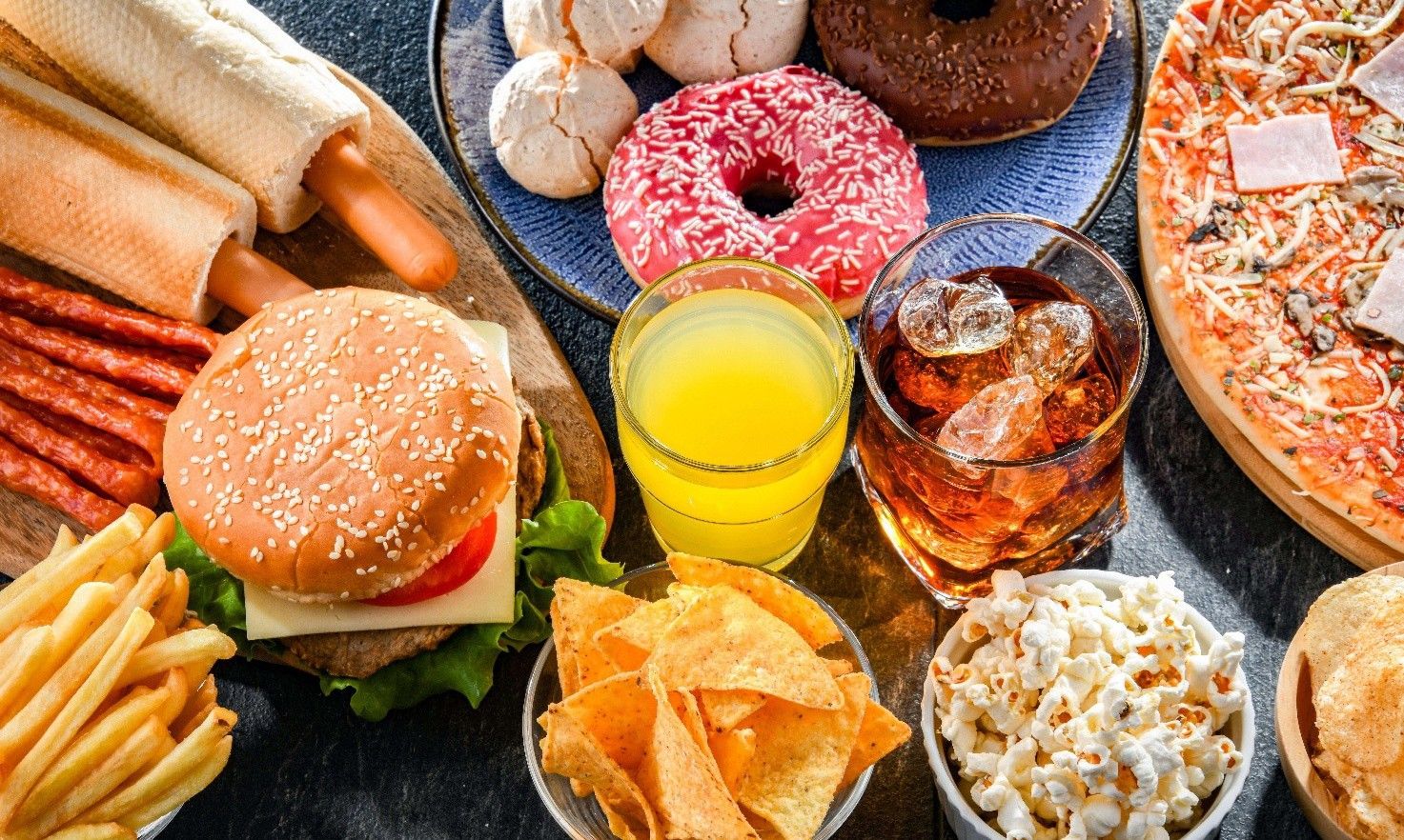 Quảng cáo về đồ ăn vặt làm tăng lượng calo trẻ em tiêu thụ mỗi ngày