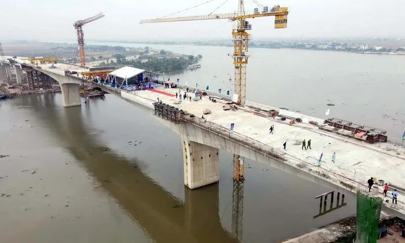 Cầu vượt sông Đáy nối Ninh Bình - Nam Định chính thức hợp long
