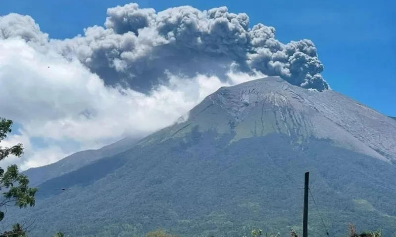 Núi lửa Kanlaon phun trào, tro bụi bốc cao 4,5km
