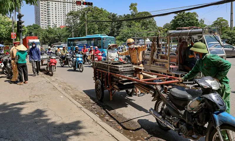 Hà Nội: xử lý hơn 300 xe 3, 4 bánh chở hàng cồng kềnh