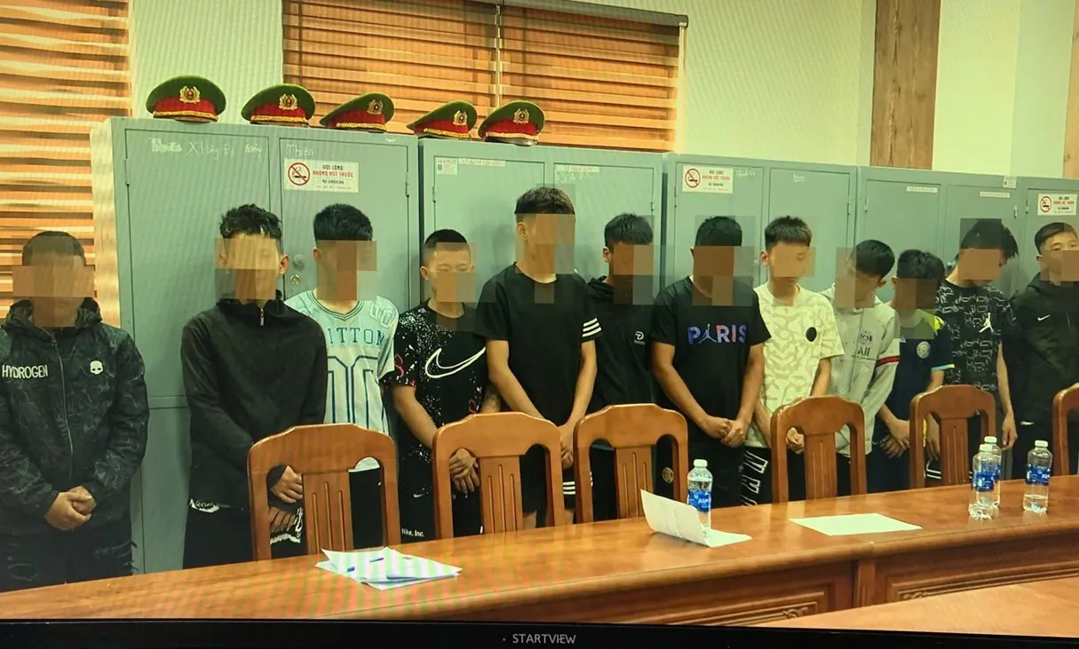 Nhóm 18 thanh thiếu niên đi xe máy truy đuổi người đi đường khiến 2 người thương vong