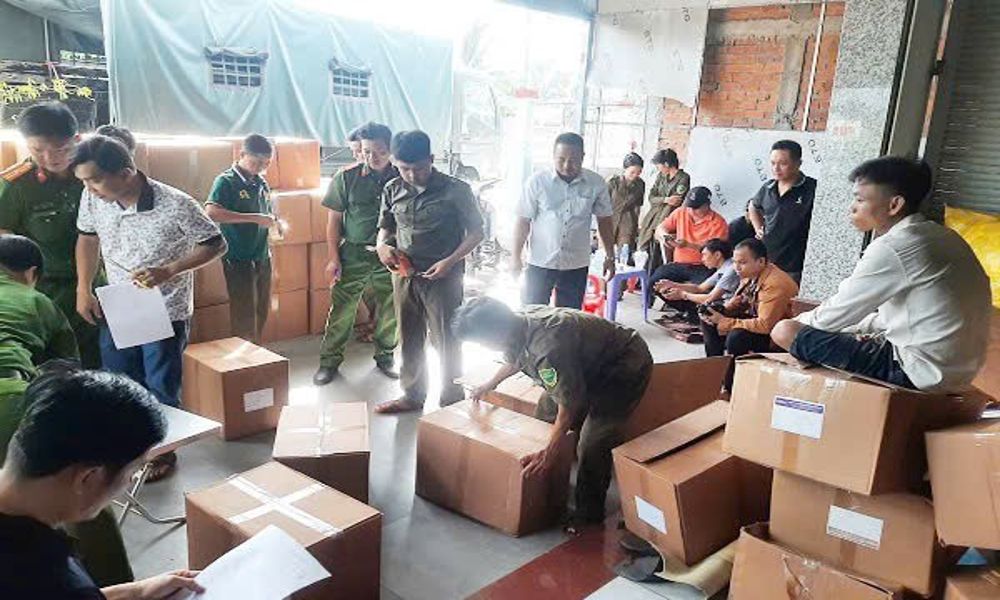 Phát hiện kho hàng lậu gần 8 tấn trong khu dân cư