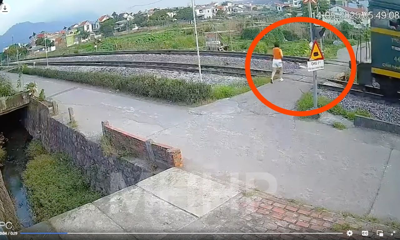 Video clip: Người phụ nữ bị tàu hỏa húc văng khi đi bộ qua đường ray