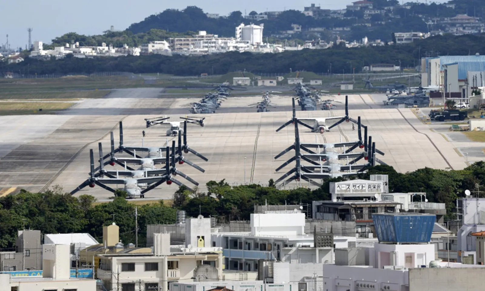 Túi đựng ống dễ cháy rơi từ trực thăng của quân đội Mỹ xuống Okinawa, Nhật Bản