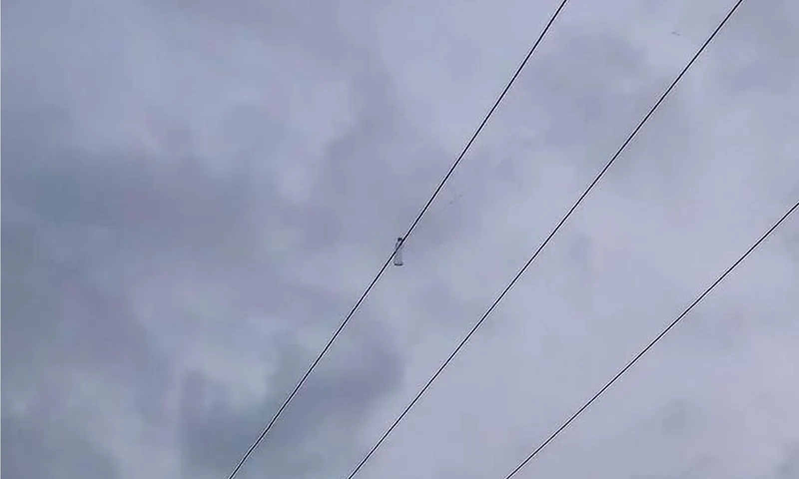 3 nam sinh thương vong khi dùng gậy lấy diều mắc trên dây điện cao thế