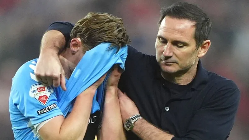 HLV Frank Lampard an ủi học trò sau thất bại trước Sunderland. Ảnh: Internet