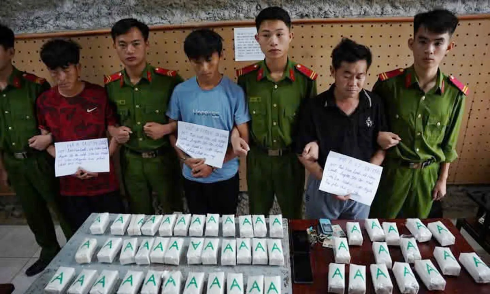 Điện Biên: Bắt giữ 3 người vận chuyển 9kg ma túy tổng hợp