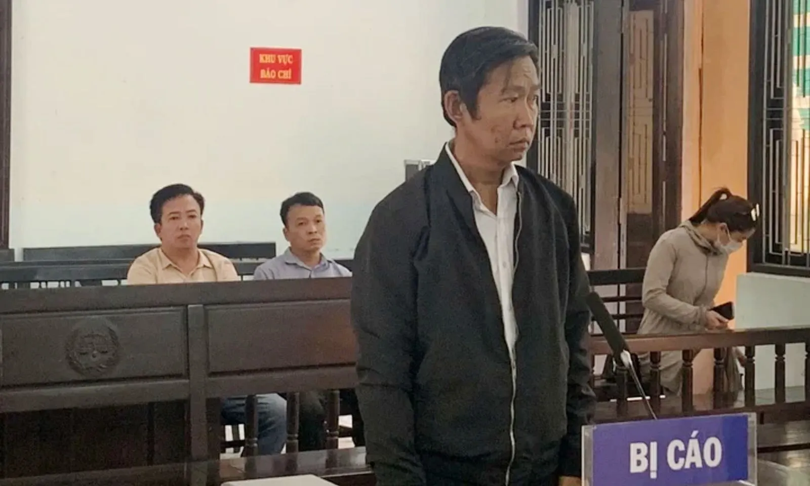 Cựu nhân viên ngân hàng lừa bạn hơn 7,7 tỉ đồng để đánh bạc 