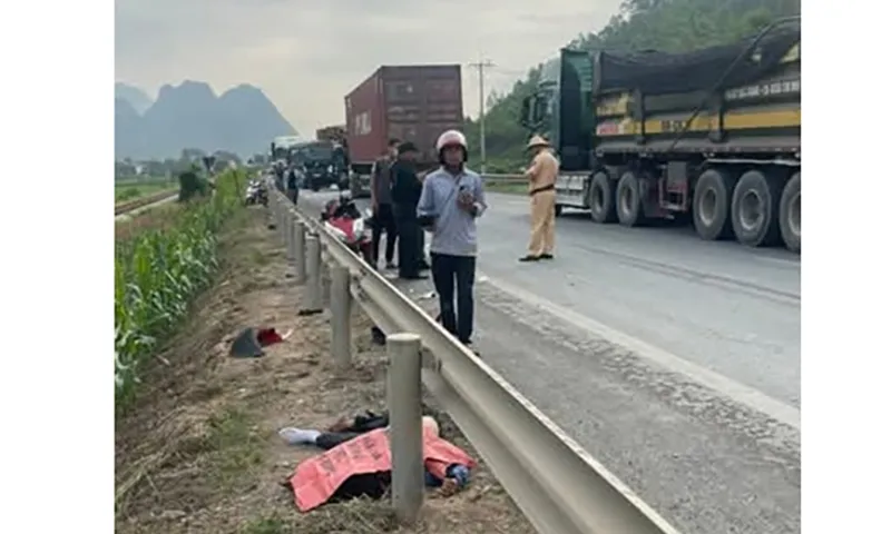 Tai nạn liên hoàn, xe đầu kéo đụng 3 xe máy khiến 1 người tử vong