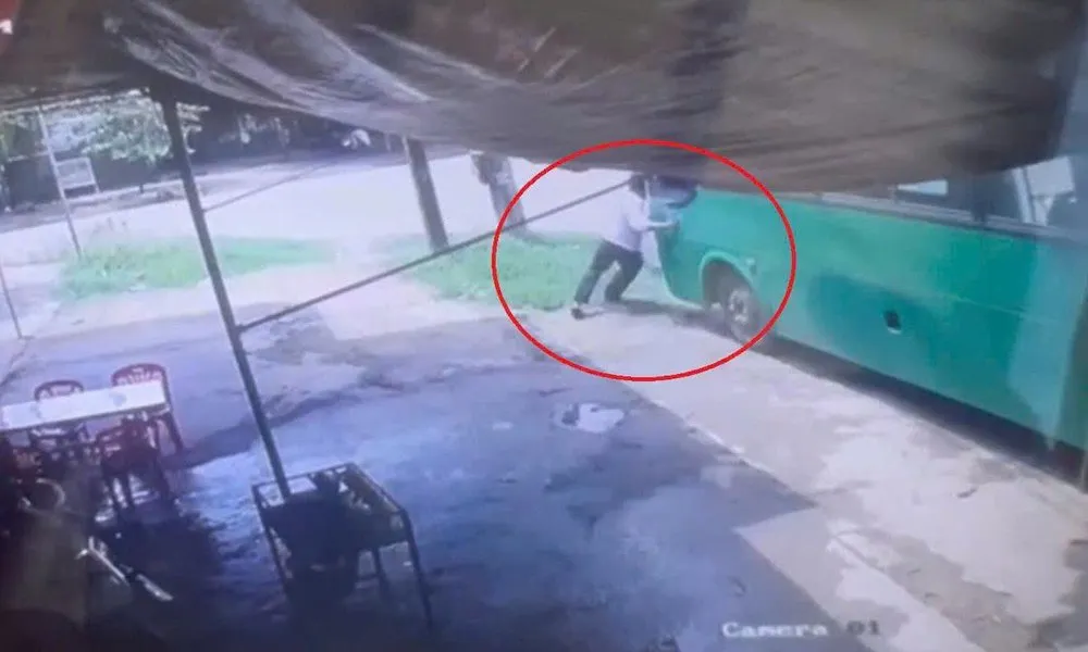 Phụ xe buýt bị tông tử vong khi cố ngăn xe trôi tự do