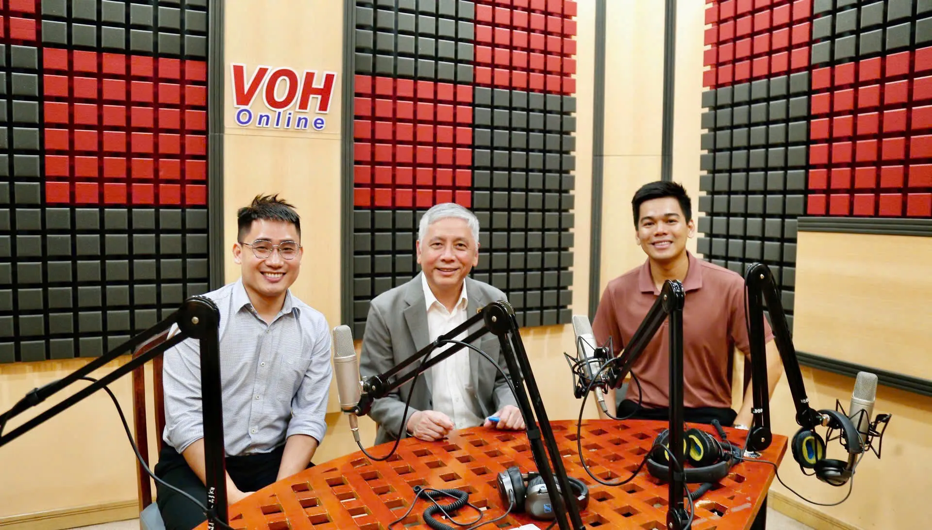Bác sĩ Trần Ngọc Hải cùng ekip VOH Online