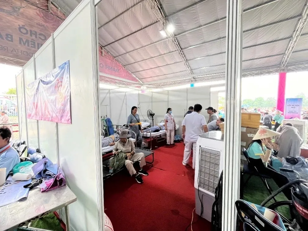 cac-phong-y-te-duoc-sap-xep-o-cac-vi-tri-nha-cho-chua-thanh-tam-cong-vien-lang-le-va-trong-hoc-vien-phat-giao-1747221119381526727039