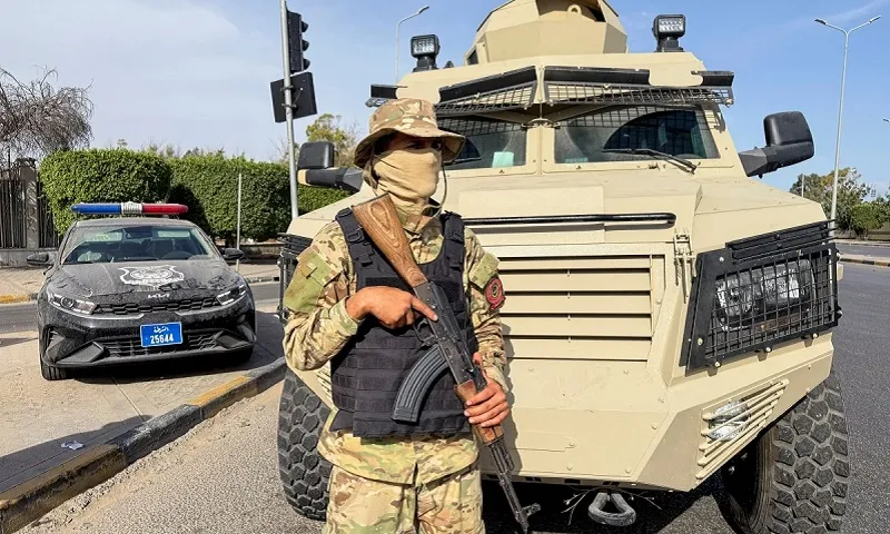 Các thành viên của Lữ đoàn 444 thuộc Quân đội Libya đứng gác tại khu vực Abu Salim ở Tripoli - Ảnh Reuters
