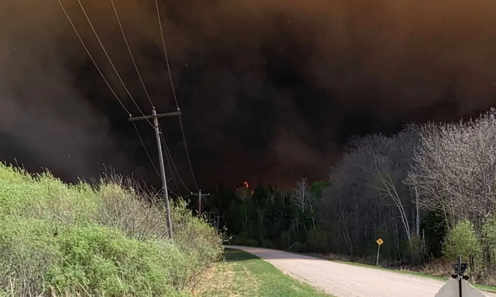 Cháy rừng lớn ở Canada: 2 người tử vong, 1.000 người phải sơ tán