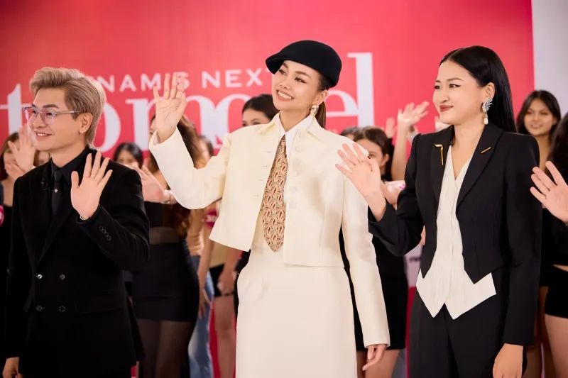thanh-hang-dien-suit-trang-thanh-lich-mo-man-vietnams-next-top-model-202520250515-092950-18