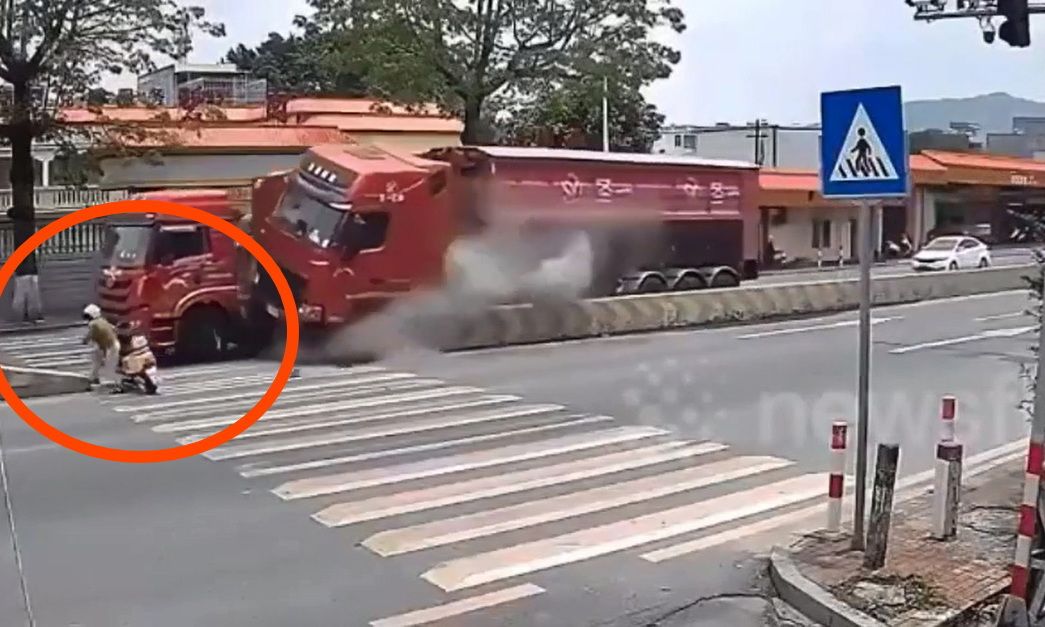 Video Clip: Người phụ nữ thoát hiểm trong gang tấc giữa giao lộ