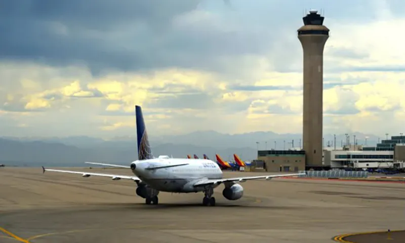 có tới 20 phi công bay vào Sân bay quốc tế Denver vào thứ Hai đã không thể nói chuyện với các nhân viên kiểm soát không lưu trong vòng sáu phút