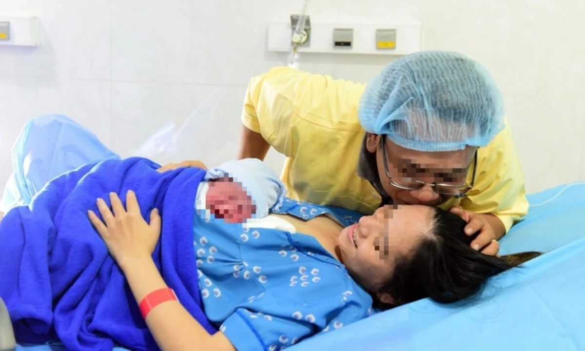 Bộ Chính trị: Nghiên cứu chính sách hỗ trợ phụ nữ sinh đủ 2 con trước 35 tuổi