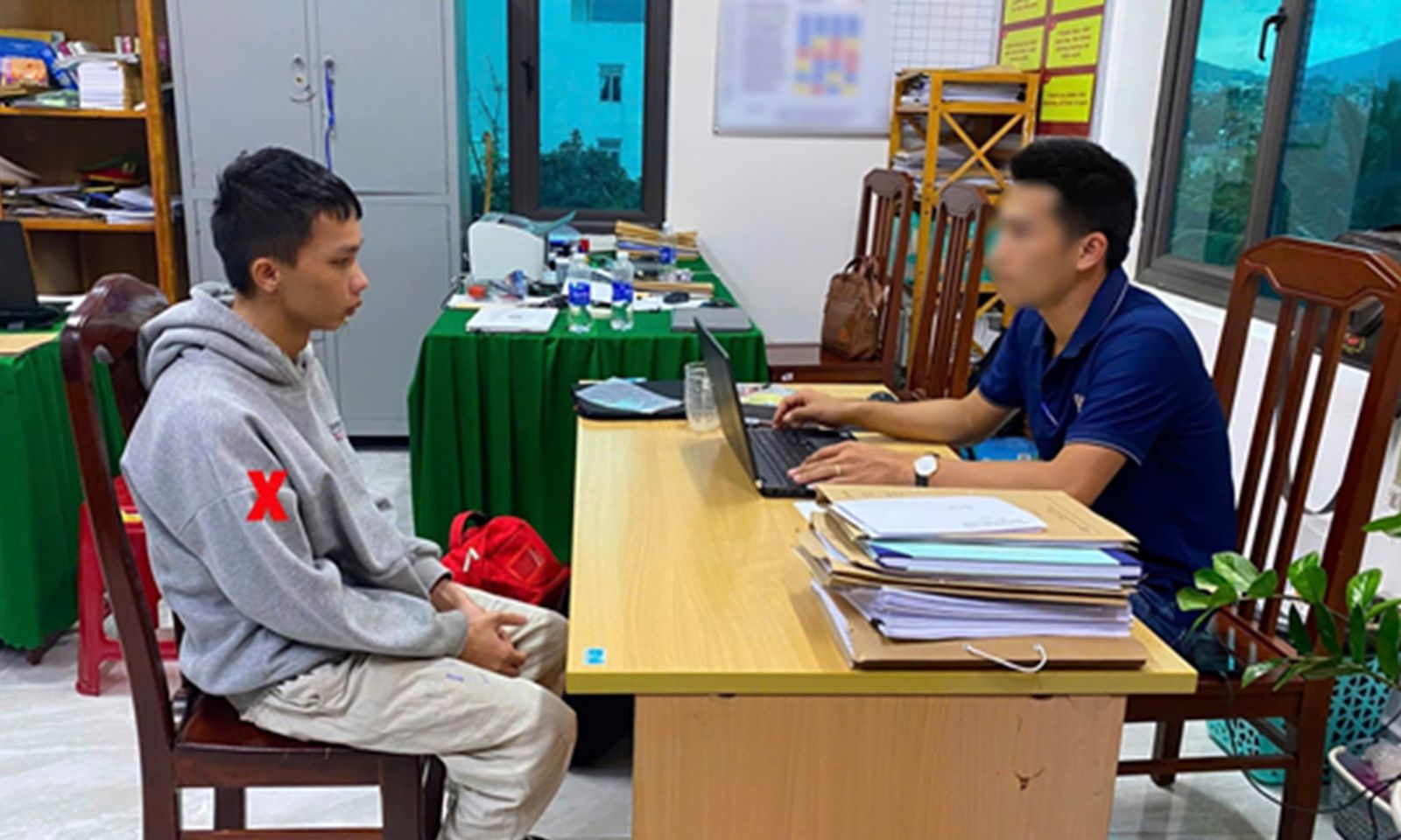 Khởi tố đối tượng dùng tài khoản ảo để ép nhiều nữ sinh thực hiện hành vi khiêu dâm