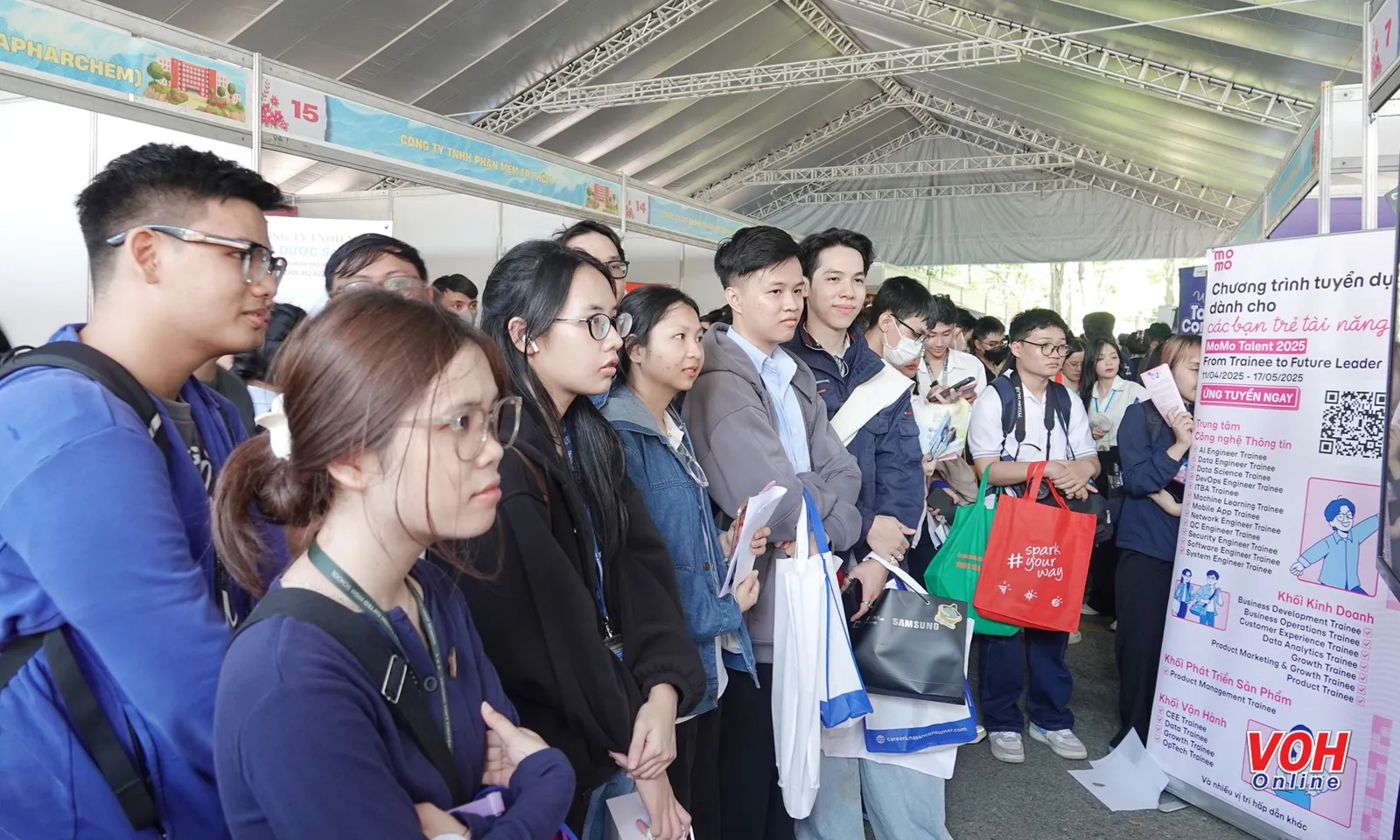 Hàng nghìn sinh viên nô nức tìm việc làm tại Job Fair năm 2025
