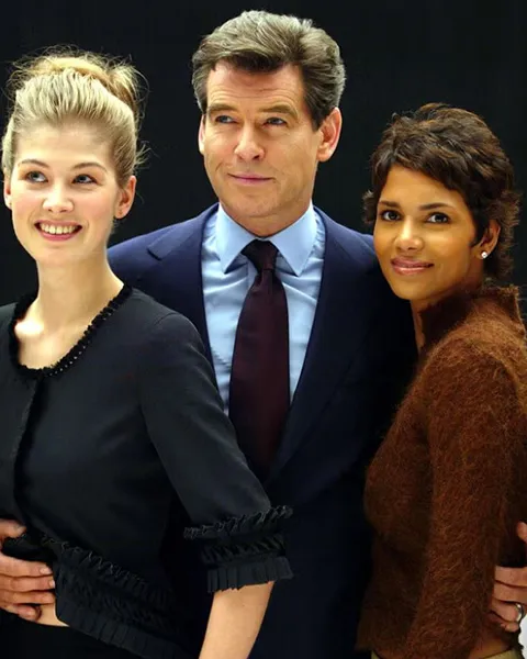 Rosamund Pike với Pierce Brosnan và Halle Berry ( Getty )
