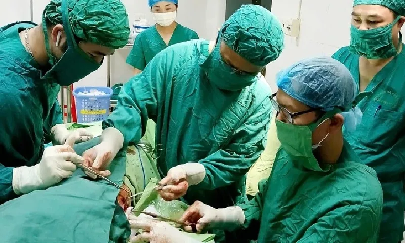 Phẫu thuật thành công lấy cành cây dài 20cm nằm trong lồng ngực cụ bà 95 tuổi suốt hơn 2 năm
