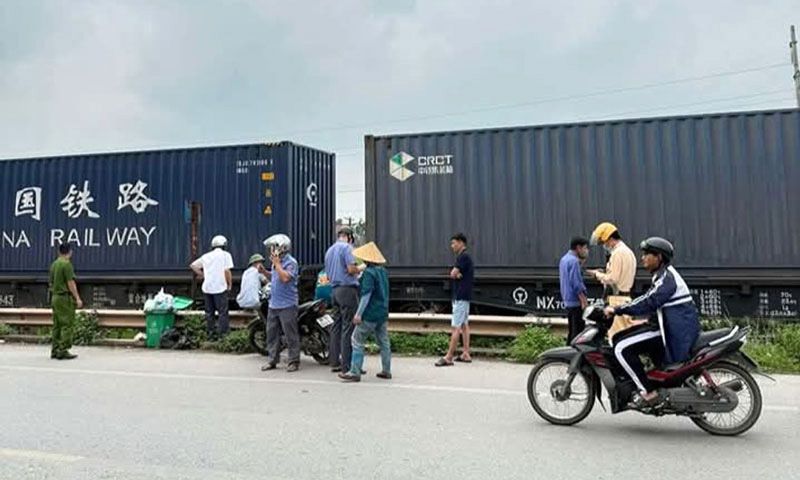 Chạy xe máy qua đường ray, người phụ nữ bị tàu hỏa tông tử vong