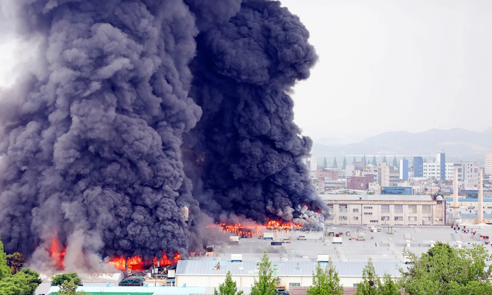 Đám cháy lan rộng tại nhà máy lốp xe lớn nhất Hàn Quốc