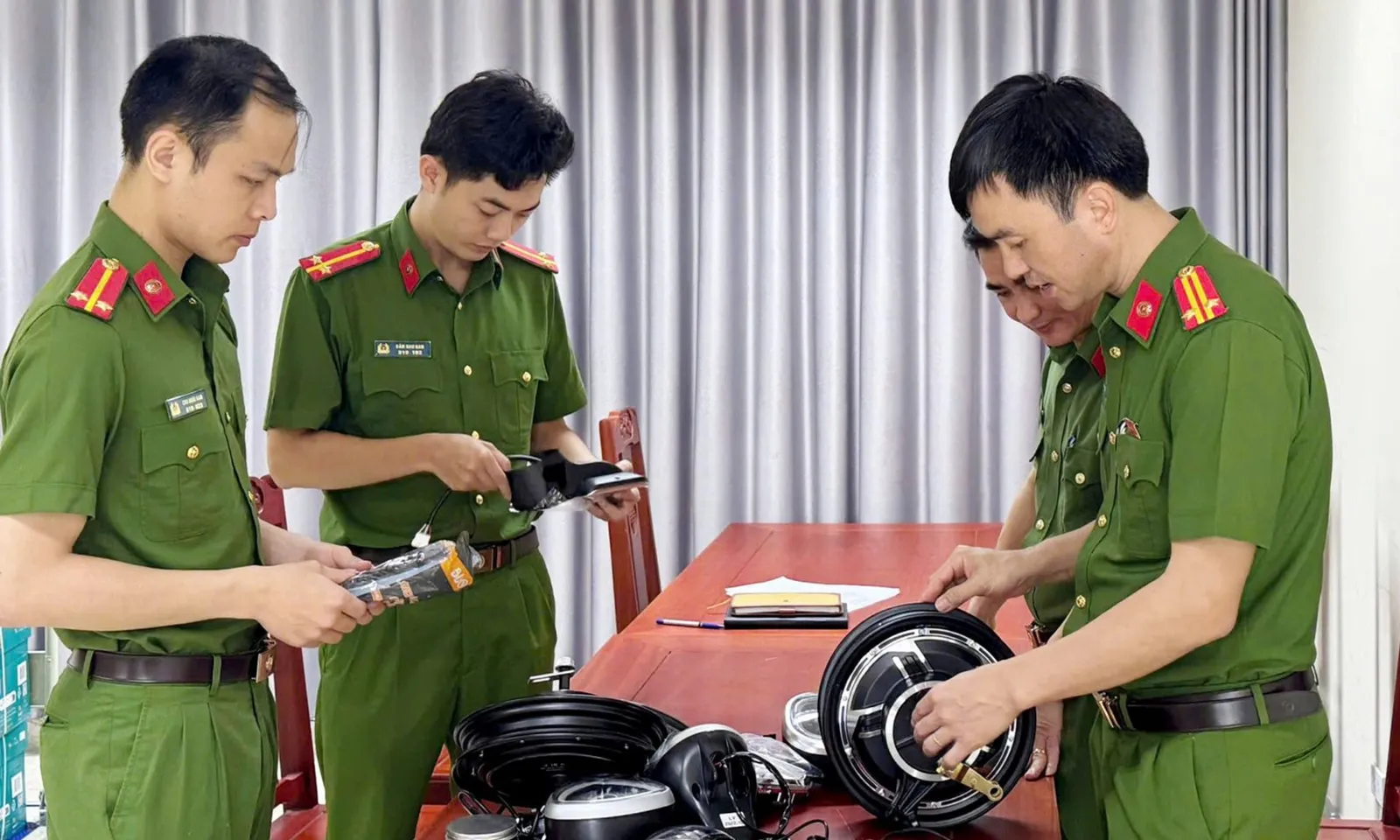 Phá 2 đường dây buôn lậu bình ắc quy và phụ tùng xe điện quy mô lớn từ Trung Quốc về Việt Nam