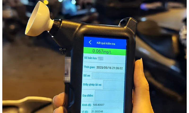 Hà Nội: Sử dụng máy đo nồng độ cồn mới ghi lại ảnh người bị kiểm tra