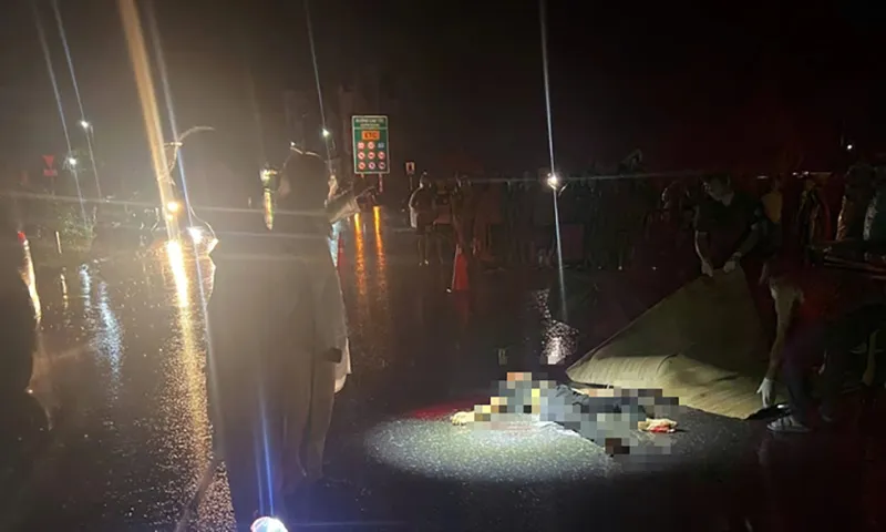 Hai xe máy đụng nhau ở chân cầu vượt, 2 người tử vong