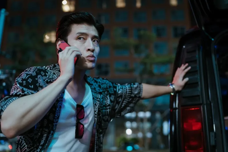review-yadang-ba-mat-lat-keo-vu-tru-phan-dien-len-ngoi-va-su-lot-xac-cua-kang-ha-neul01(1)