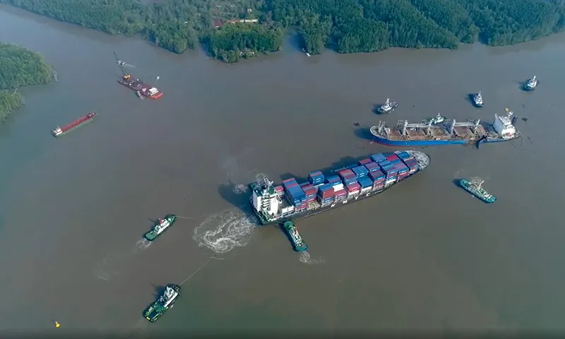Tách hai tàu bị nạn trên sông Lòng Tàu