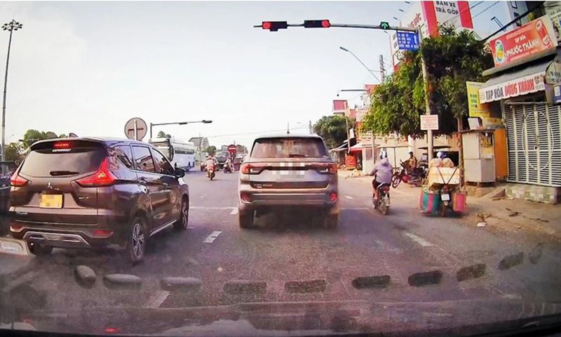 Bị phạt 19 triệu vì camera hành trình xe đi sau ghi lại cảnh vượt đèn đỏ