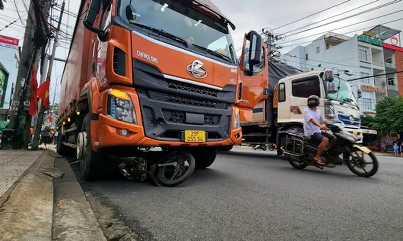Lâm Đồng: Tài xế xuống xe để rút tiền từ ATM, gây tai nạn chết người